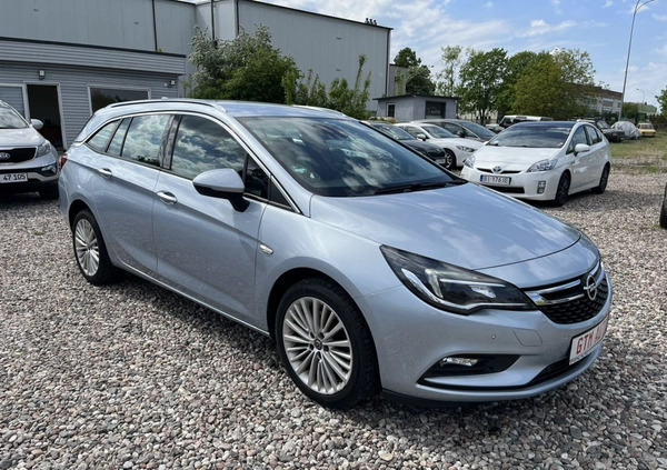 Opel Astra cena 39900 przebieg: 227000, rok produkcji 2017 z Pieniężno małe 704